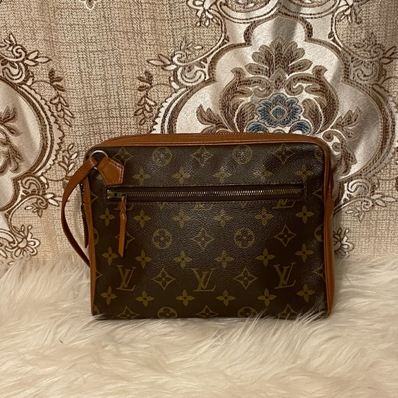 LV sac sport monogram clutch - Picture 1 of 9